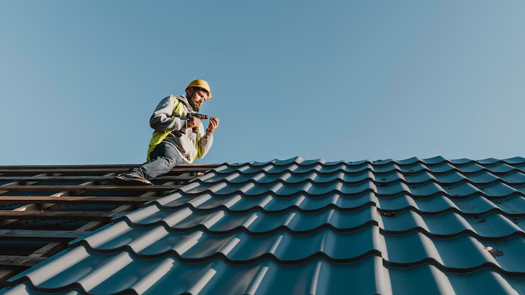 A hard-working professional working on the installation of a roof. Get in touch today to get a free estimate.
