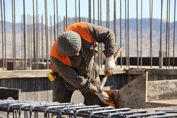 A licensed roofer working on the construction of a roof. Receive your free estimate by getting in touch with us today.