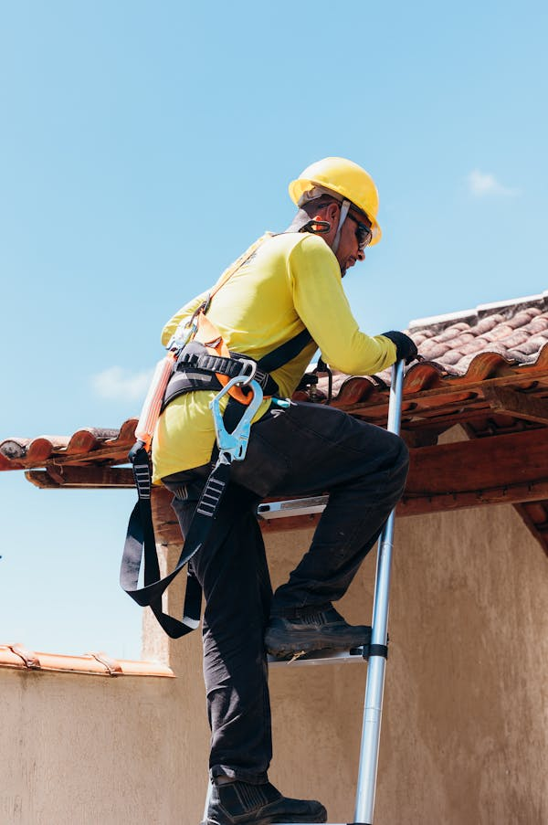 A licensed roofer installing a residential rooftop with care and precision. To get an estimate, get in touch with us today.