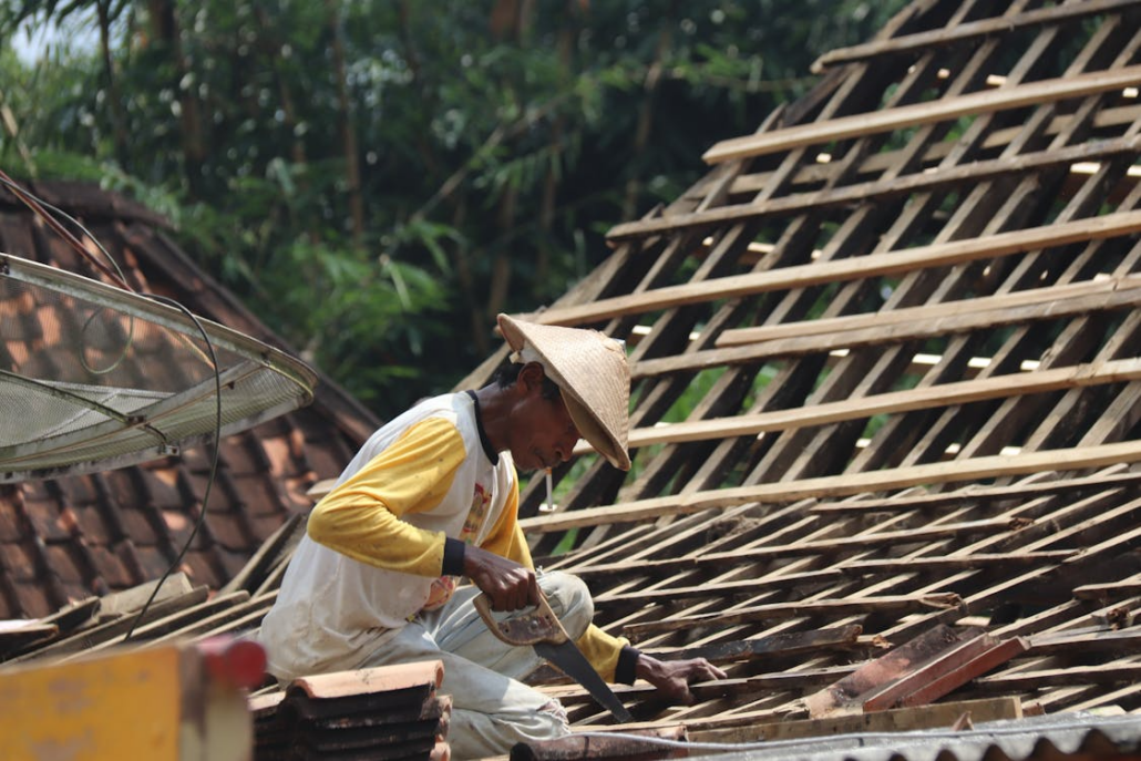 An expert working on the repair of a roof. Get in touch with us today and receive your free estimate.